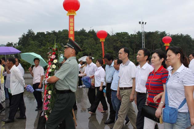 ���I���@