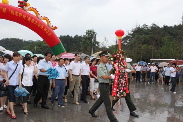 ���I���@